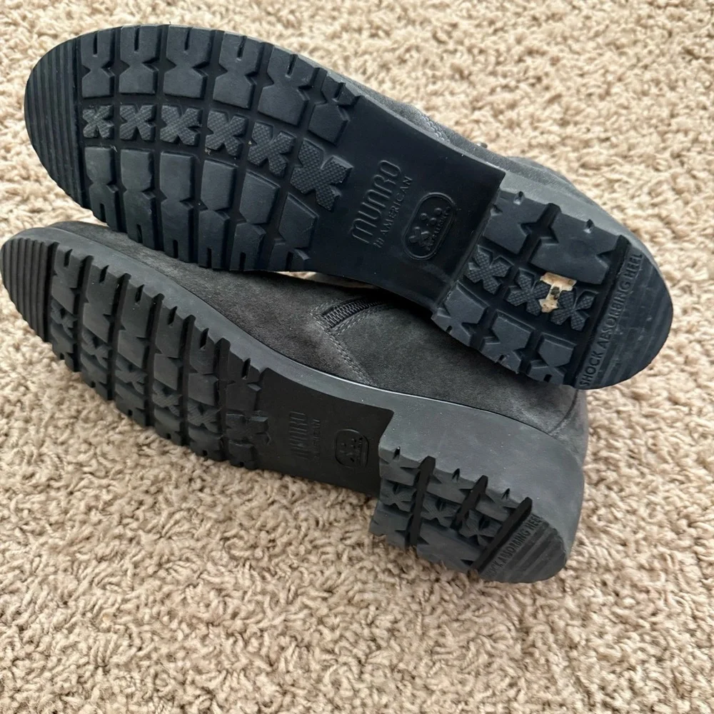 Munro Gray Suede Ankle Boots Zippers on Both Sides. Size 9.5